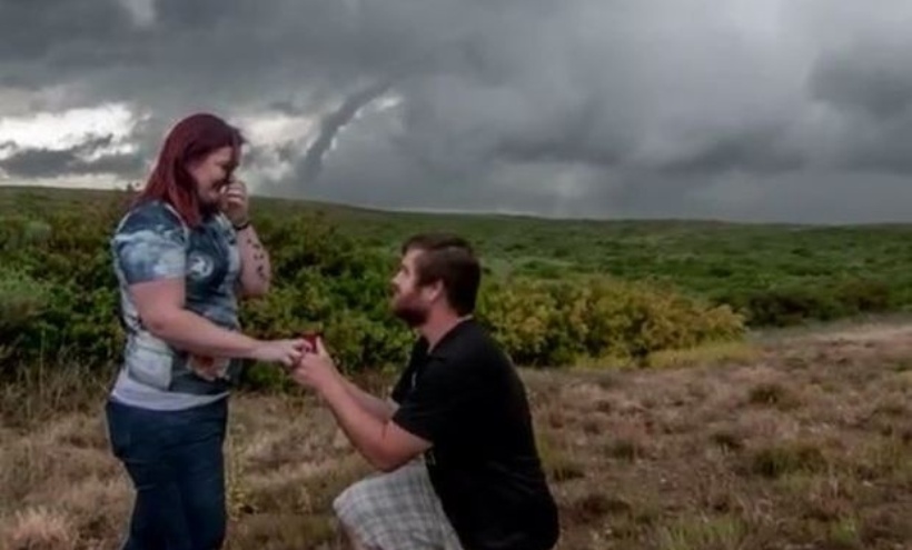 Djevojku zaprosio usred oluje i ispred tornada (VIDEO)