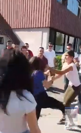 Potukle se srednjoškolke ispred cazinske škole, drugi učenici SVE SNIMALI (VIDEO)