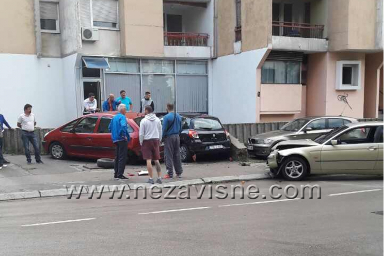 BMW-om udario parkirane automobile u Banjaluci