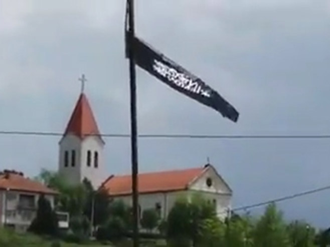 Zastava tzv. islamskih kalifata na katoličkoj crkvi kod Tuzle (VIDEO)