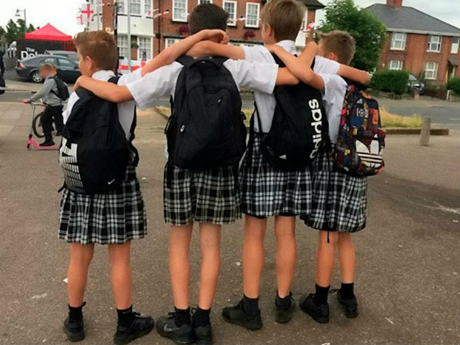 Dječaci iz protesta došli u školu u suknjama (VIDEO)