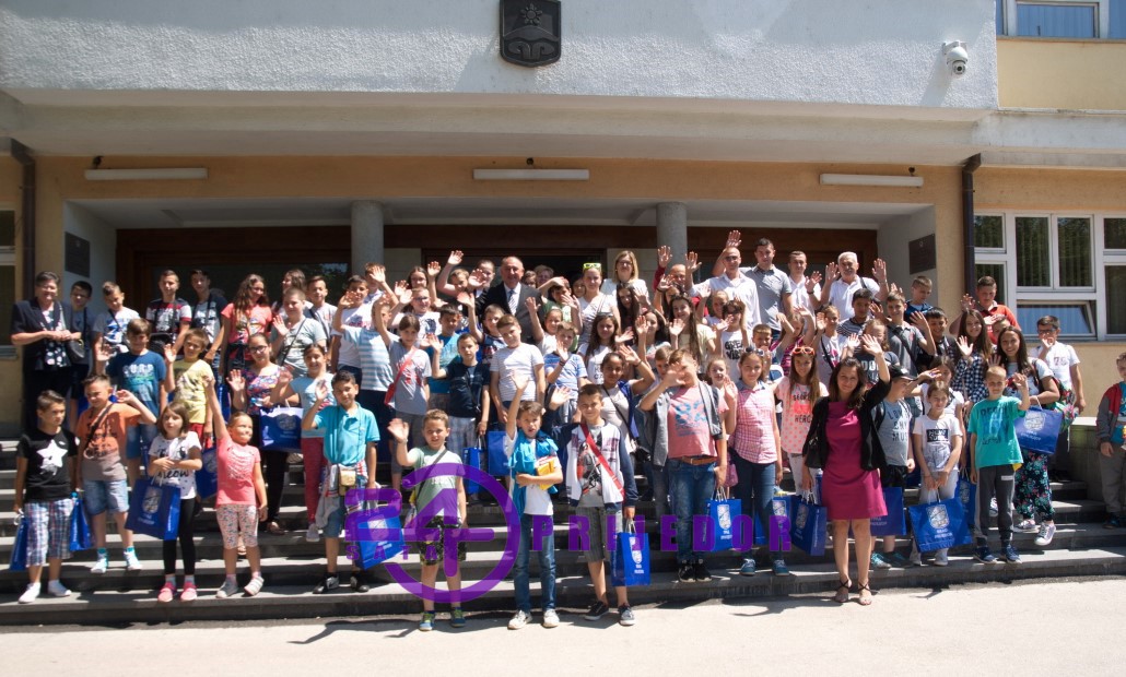 Srpska djeca sa Kosmeta na prijemu kod gradonačenika Prijedora