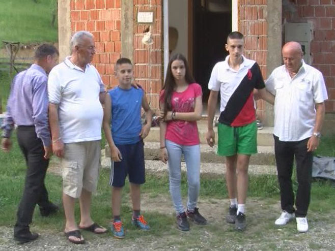 Pomoć za troje djece Petrovića koji bez roditelja opremaju kuću (VIDEO)