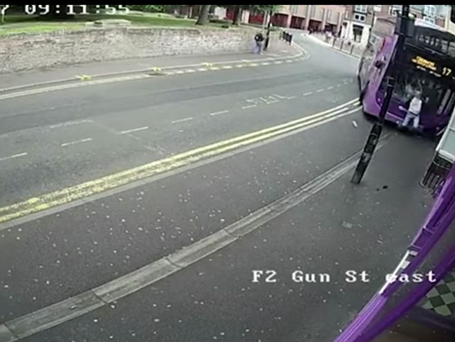 Ni autobus mu ne može ništa! (VIDEO)