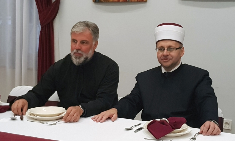 Vladika Grigorije priredio iftar za mostarskog muftiju (FOTO)