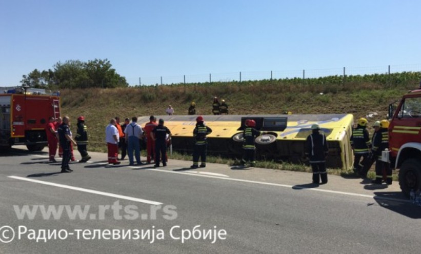 Prevrnuo se autobus koji je prevozio djecu (VIDEO)