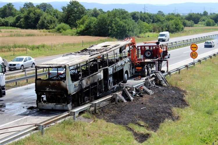 Izgorio autobus, kilometarska kolona na autoputu kod Jagodine
