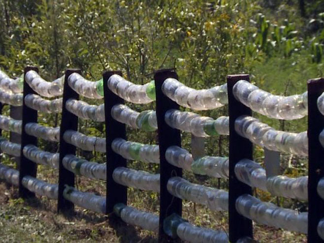 Za nekog smeće, a za nekoga građevinski materijal- napravio ogradu od plastičnih boca! (VIDEO)