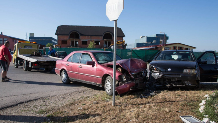 Saobraćajna nesreća u Prijedoru: Šteta na vozilima, vozači imali sreće