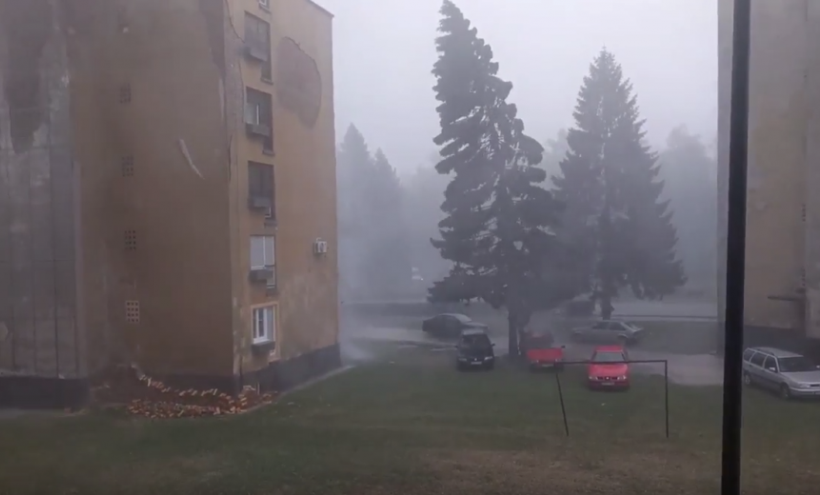 Strašno nevrijeme pogodilo Bugojno: Od jačine grada i kiše padali komadi fasade (FOTO i VIDEO)