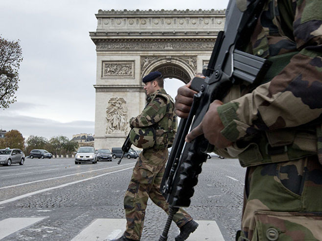 Automobil naletio na vojnike u predgrađu Pariza (VIDEO)