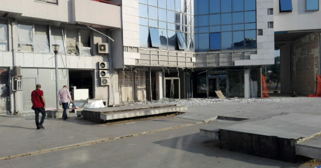 Eksplozija probudila Podgoričane: Oštećen objekat u blizini hrama (FOTO)