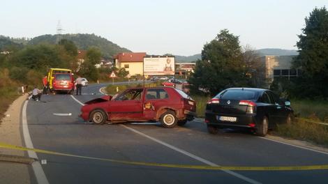Teška nesreća kod Gračanice: U sudaru četiri vozila poginuo vozač kombija