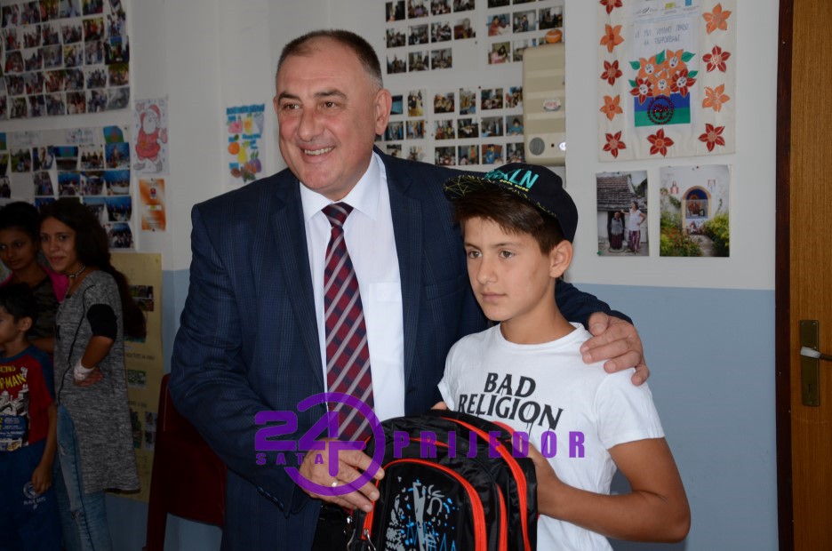 Gradonačelnik Đaković uručio školske torbe i pribor za romsku djecu (FOTO)