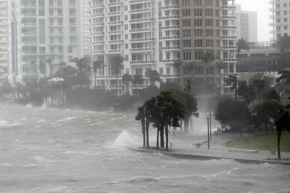 Irma kida na Floridi, reke teku ulicama (VIDEO)