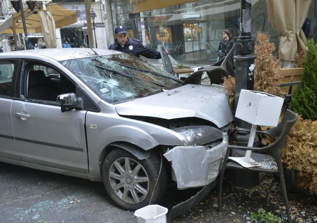 Automobilom uleteo u Knez Mihailovu, dve osobe povređene