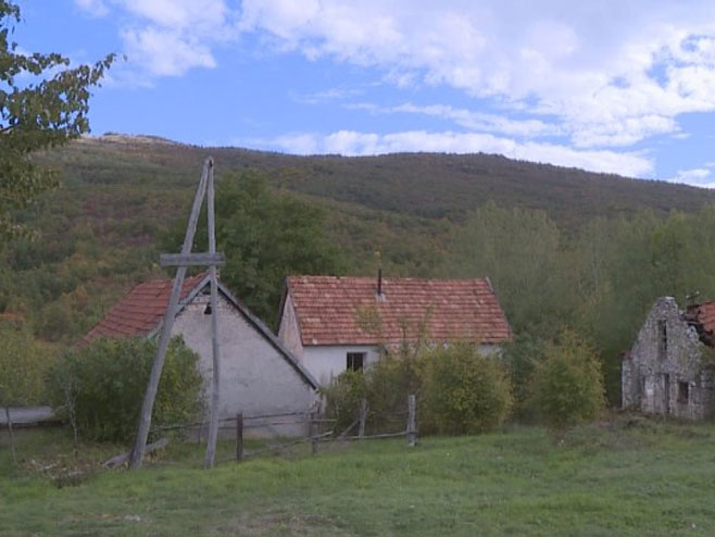U 21.vijeku nemaju struju- Srbi povratnici u sela kod Bihaća zaboravljeni od svih! (VIDEO)