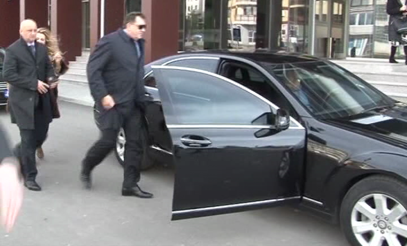 Mektić: Dodik rasipa novac na “rent a kar”