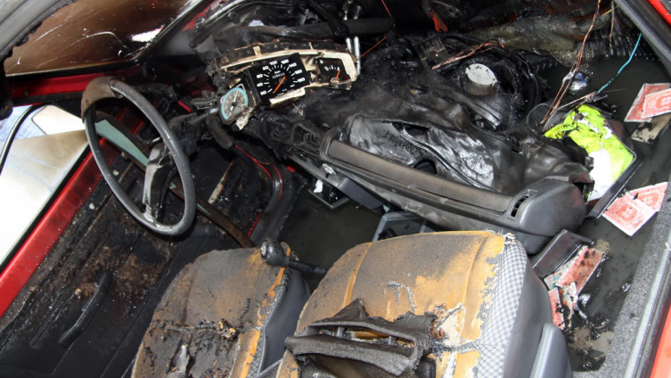 Automobil u potpunosti izgorio nakon što ga je vlasnik ostavio zbog kvara
