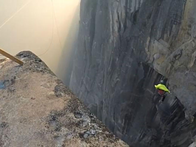 Skočio sa litice visoke 250 metara - bez padobrana (VIDEO)