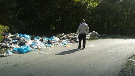 U blizini Svodne ponovo napravljena deponija otpada: Meštani smećem zatrpali put