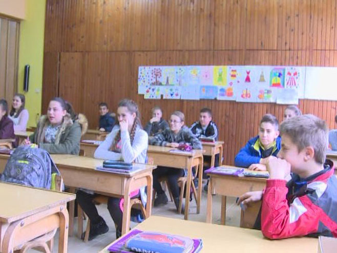 Osnovna škola u Knežici - polovinu đaka polovinu čine pješaci i putnici (VIDEO)