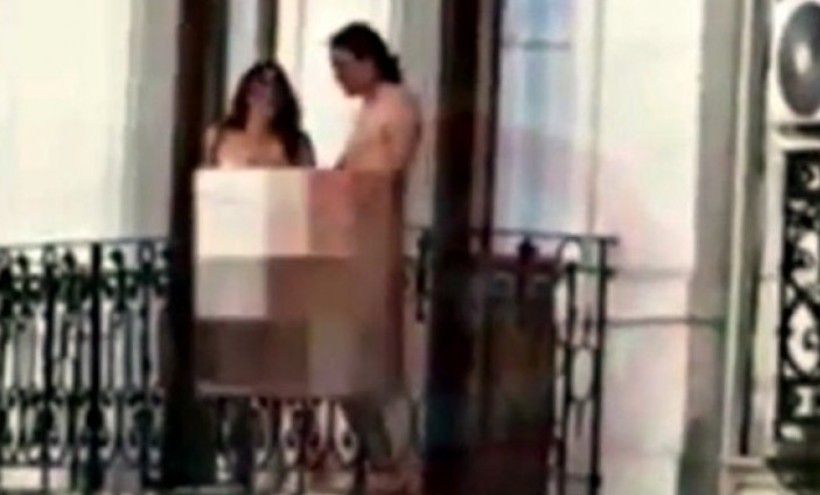 Komšija priveo seksi crnku na balkonu, prolaznici sve snimili (VIDEO)