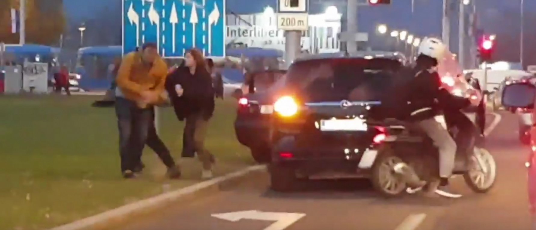 Sudarili se na semaforu pa se potukli, u strašnoj tuči učestvovale i žene (VIDEO)