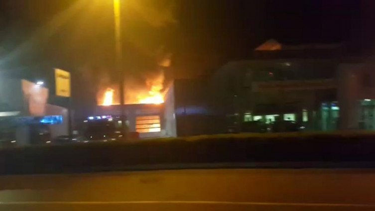 U trgovini automobilima izbio požar (VIDEO)