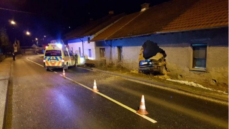 Saobraćajna nesreća u Ilijašu, BMW-om uletio u kuću, jedna osoba povrijeđena