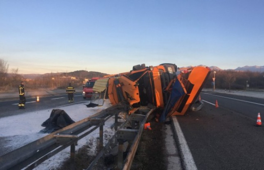 Prevrnula se grtalica, jedna osoba poginula