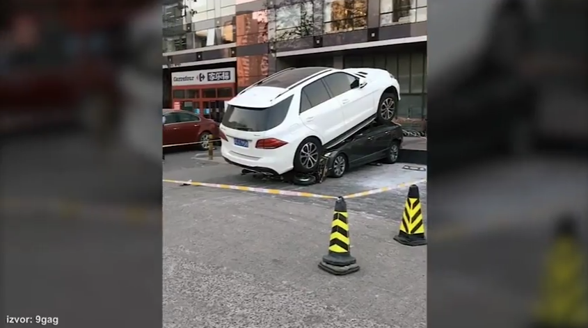 HAOS NA PARKINGU Vlasnik džipa triput je zamolio čoveka da se skloni sa njegovog mesta, a onda IZGUBIO ŽIVCE i šokirao "Parking servis" (VIDEO)