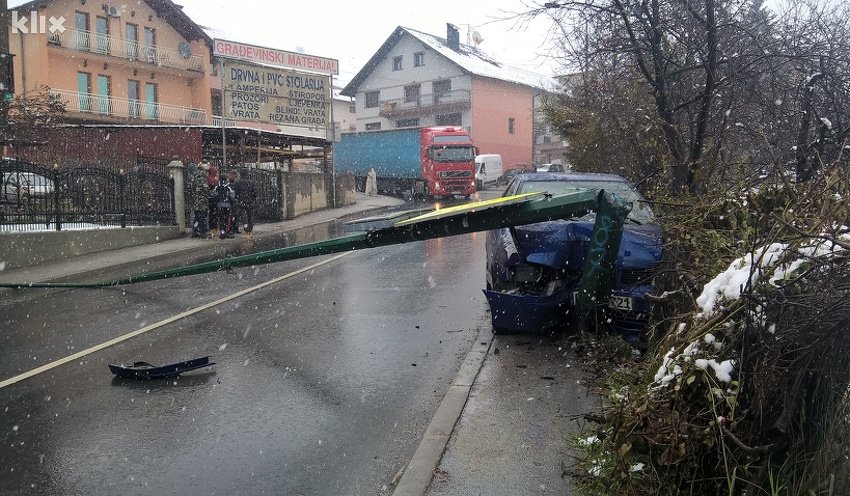 Nesreća u sarajevskom naselju Buća Potok: Automobil prepolovio stub rasvjete