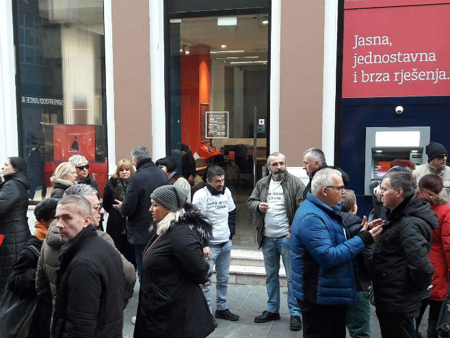Članovi udruženja "Švicarac" blokirali šaltere Adiko banke