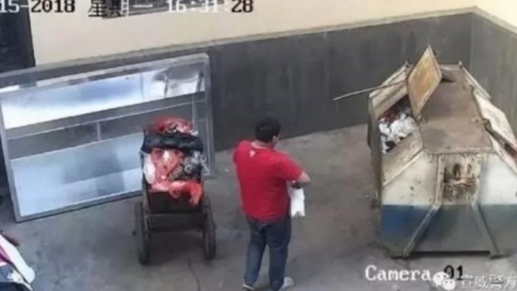 Jezivo: Sigurnosna kamera snimila oca kako baca novorođenu kćerku u đubre!