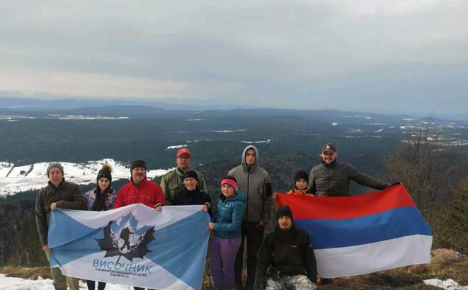 Planinari Visočnika raširili zastavu Srpske na Velikom Žepu