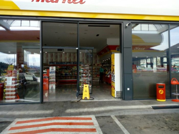Autom ULETIO u benzinsku pumpu i povredio radnika (VIDEO)
