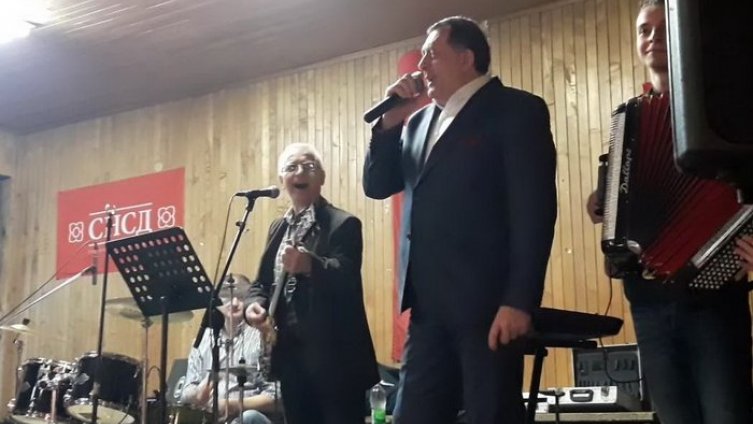 Dodik u Donjim Podgradcima pjevao "Pukni zoro"