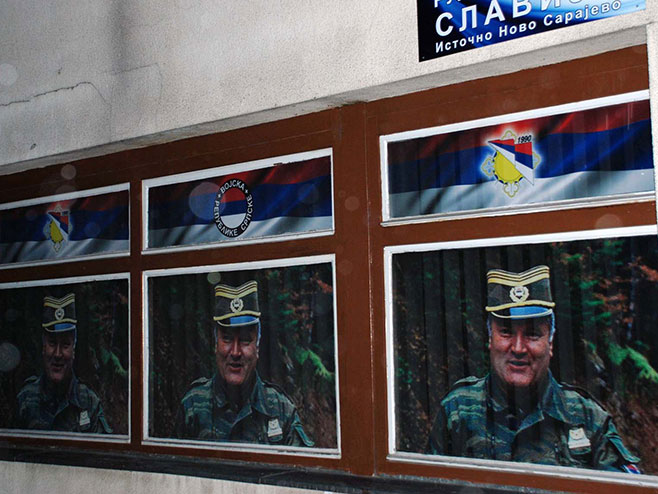 Plakati sa likom generala Mladića na opštini Istočno Novo Sarajevo