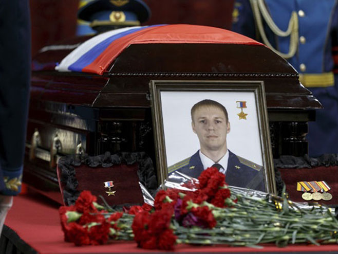 Rusija ispratila heroja: Na sahrani pilota 30.000 ljudi (FOTO)