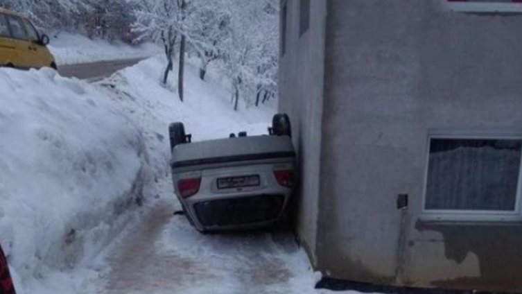 Cazin: U teškoj saobraćajnoj nesreći povrijeđena jedna osoba