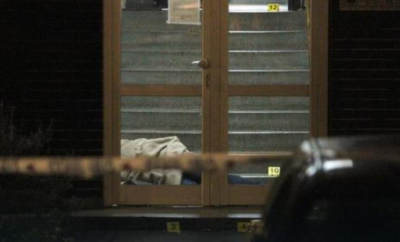 Ubijena žena vatrenim oružjem ispred ulaza u zgradu