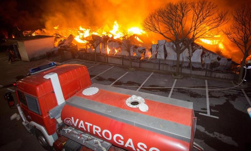 Vatra uništila pet skladišta firme u Rijeci