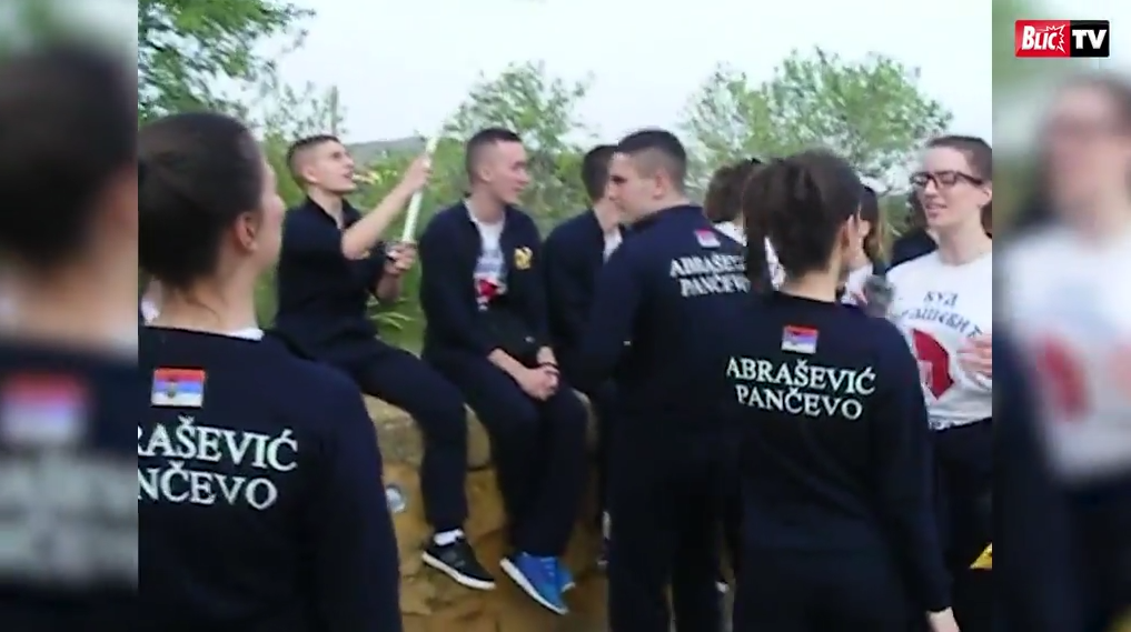 Mladi iz Srbije na Siciliji su zapevali"Đurđevdan", a kada je naišla grupa iz Hrvatske desilo se nešto FENOMENALNO (VIDEO)