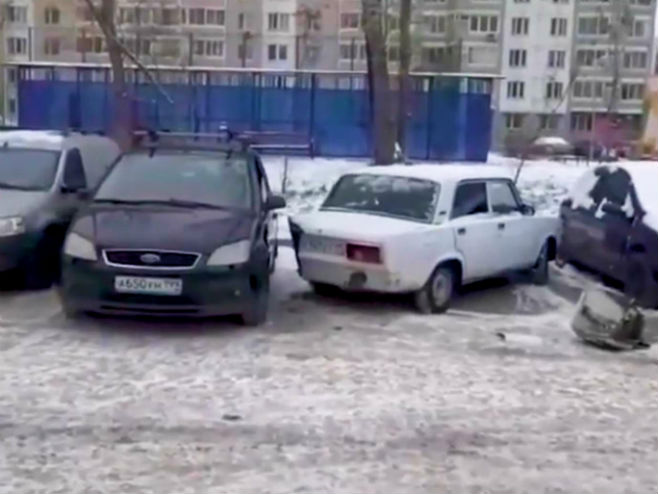 Zauzeo dva parking mjesta, pa dobio neviđenu kaznu (VIDEO)