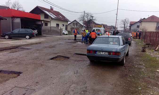 EuroBlic: Nakon priče na našem portalu u Prijedoru KRPE RUPE: Vozači više neće voziti oko bandera i PO TROTOARU