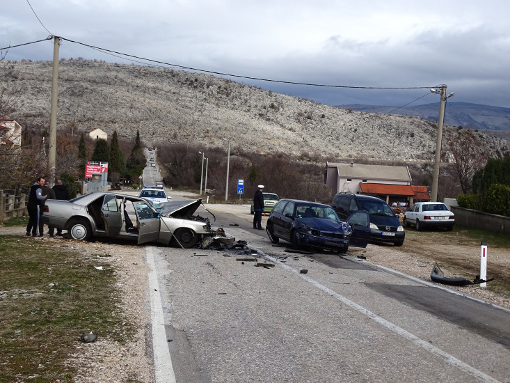Teška saobraćajna nesreća između Mostara i Čitluka, vatrogasci izvlačili vozača