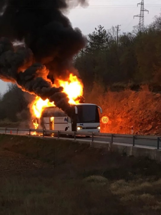 Zapalio se autobus s pripadnicima Hrvatske vojske (VIDEO)