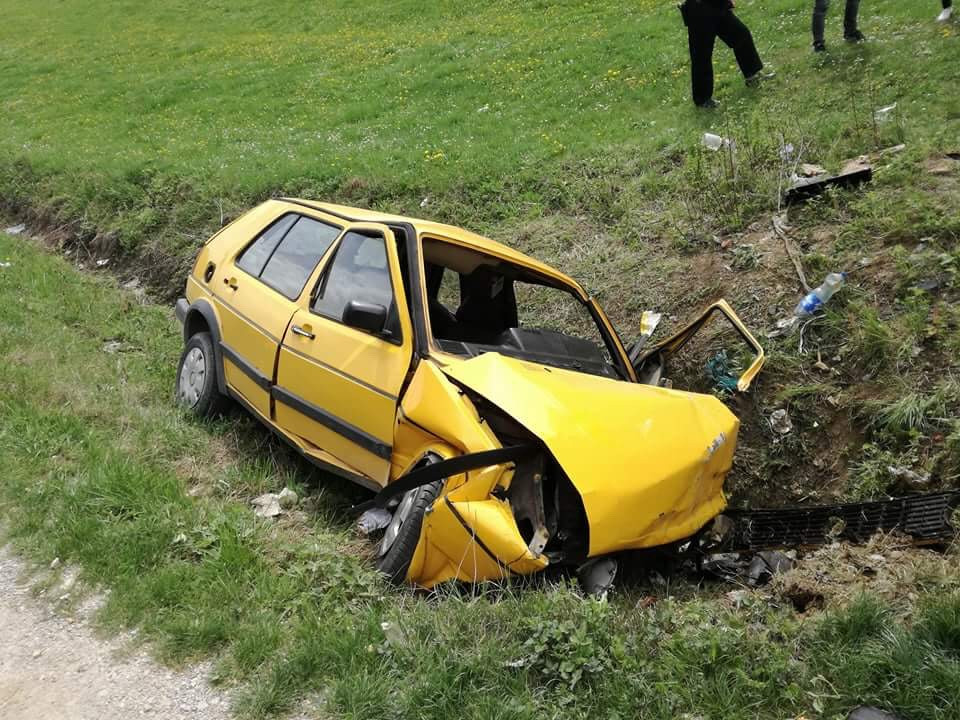 Nesreća kod Kalesije: Vozača iz “golfa” izvlačili VATROGASCI