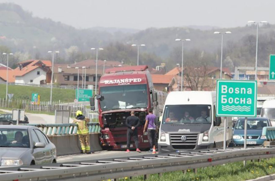 Nesreća na auto-putu Visoko – Sarajevo sjever, kamion UDARIO u zaštitnu ogradu